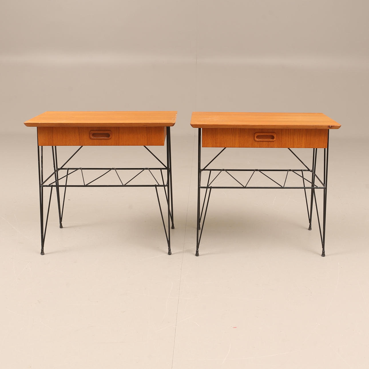 NATTDUKSBORD, 2 stycken, string-modell, teak, 1960-tal.