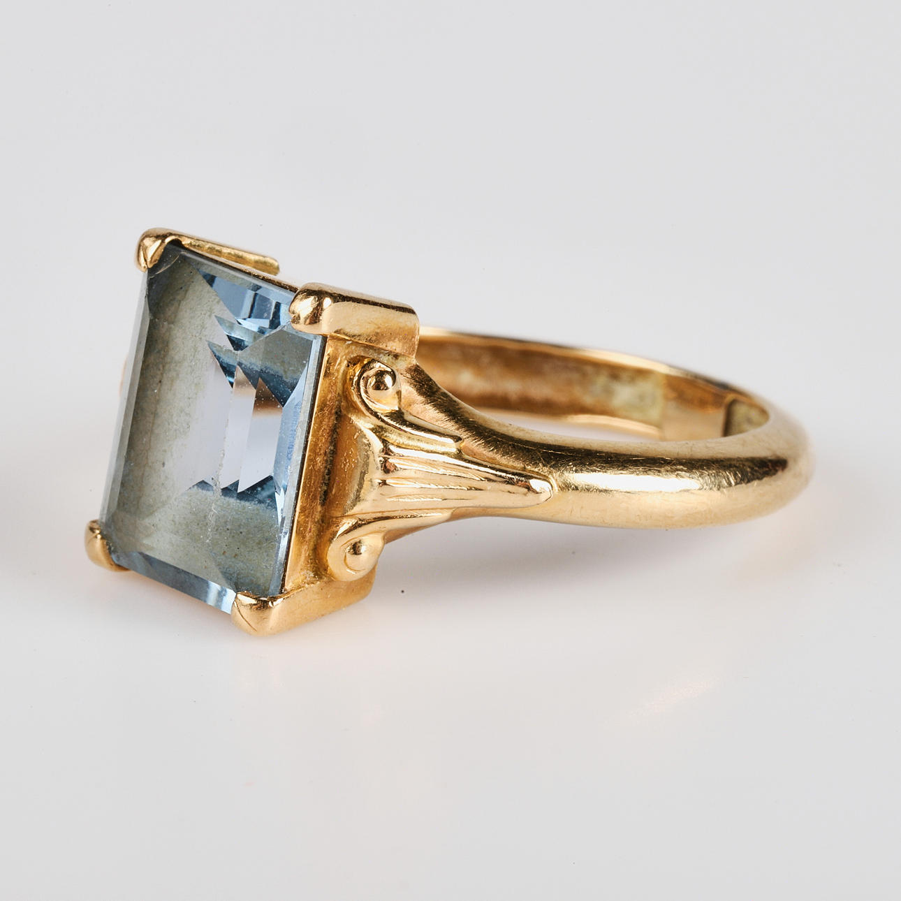 RING, 18K gold with step cut blue stone.