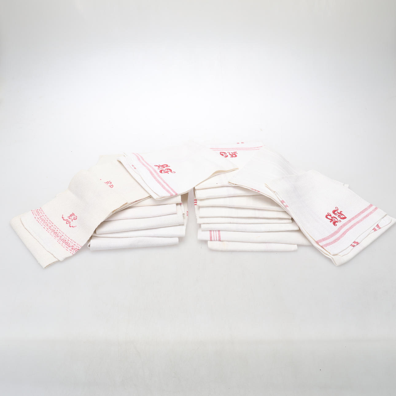 KÖKSHANDDUKAR, 18 stycken, linne, broderade monogram.