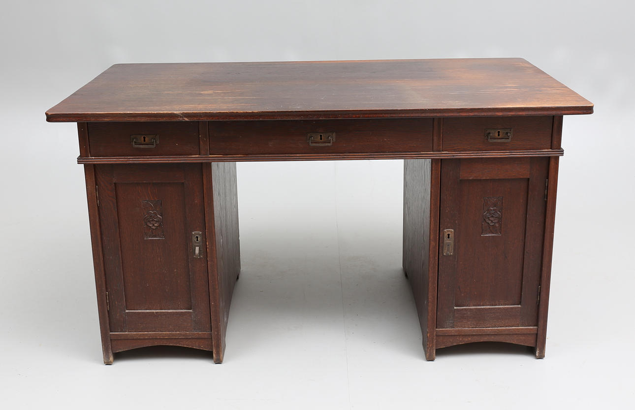 SKRIVBORD med STOL, ek, senjugend, 1900-talets första kvartal.