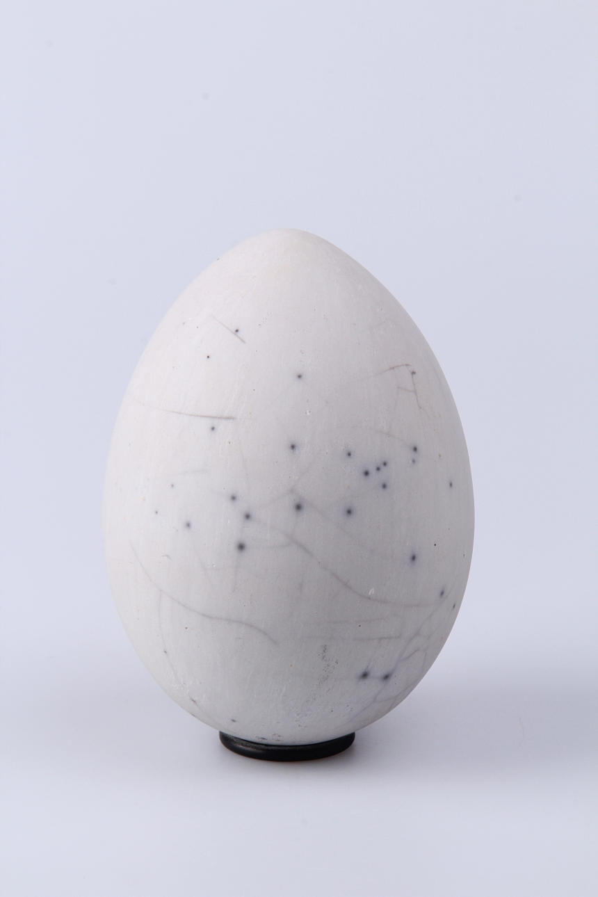 DAGMAR ÄNGGÅRD. Skulptur, ägg, stengods, signerad DÄ.