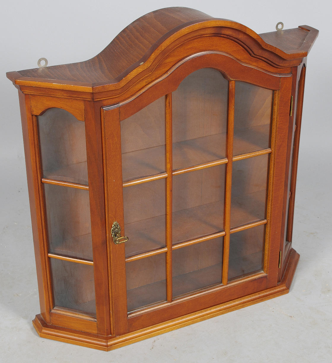 VÄGGVITRINSKÅP, mahogny, rokokostil, 1900-tal.