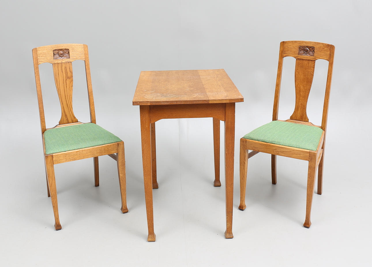 FÖNSTERBORD samt STOLAR, ett par, senjugend, 1900-talets första kvartal.