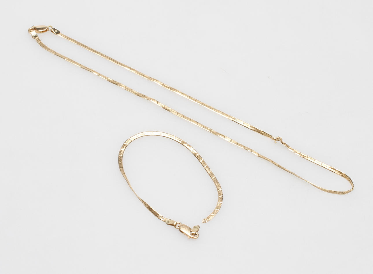 GULDSMYCKE, 18k guld, vikt ca 9,9 gr.