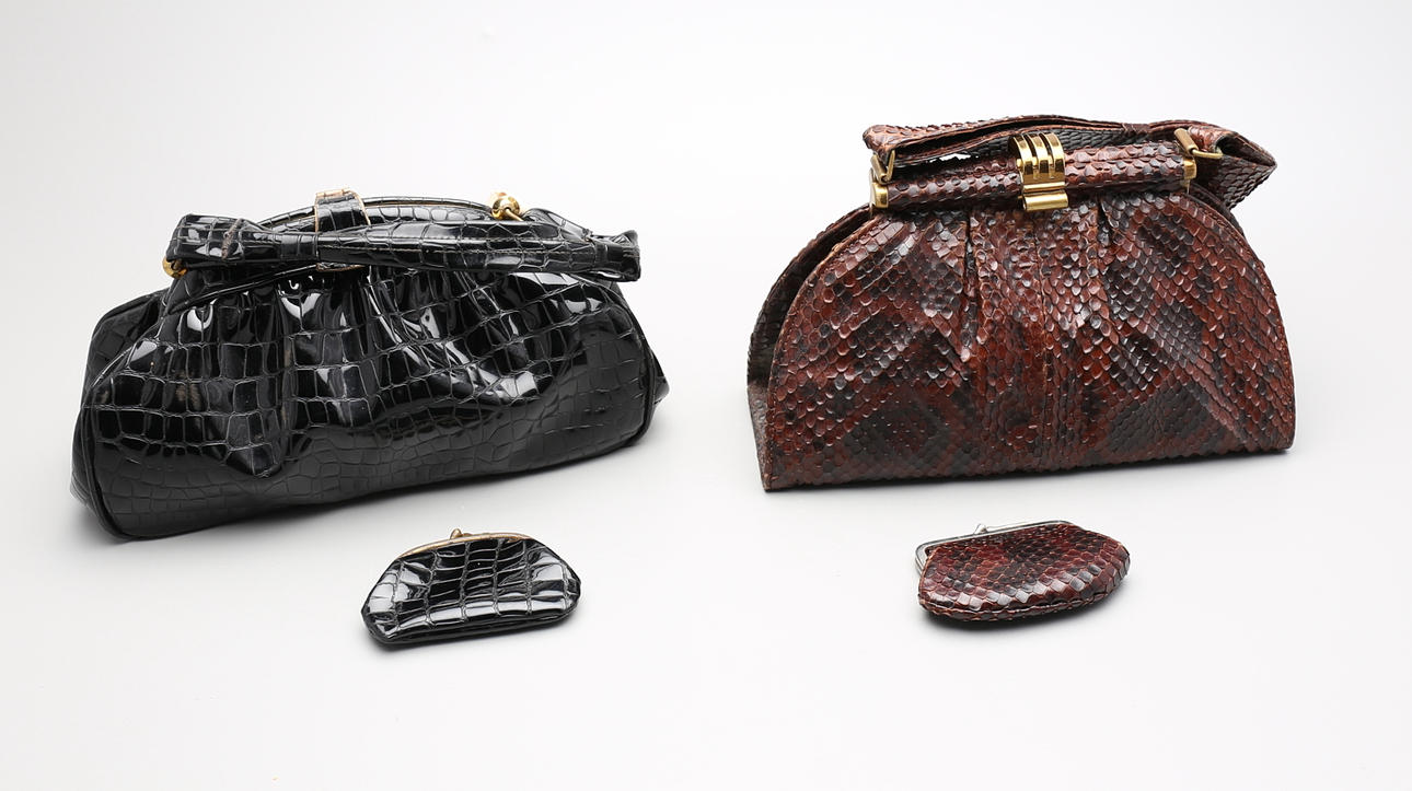 HANDVÄSKOR, 2 st, bl. a ormskinn, 1900-talets mitt.