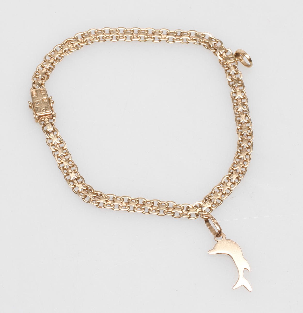 ARMBAND MED EN BERLOCK, 18k guld, vikt ca 7,4 gr.