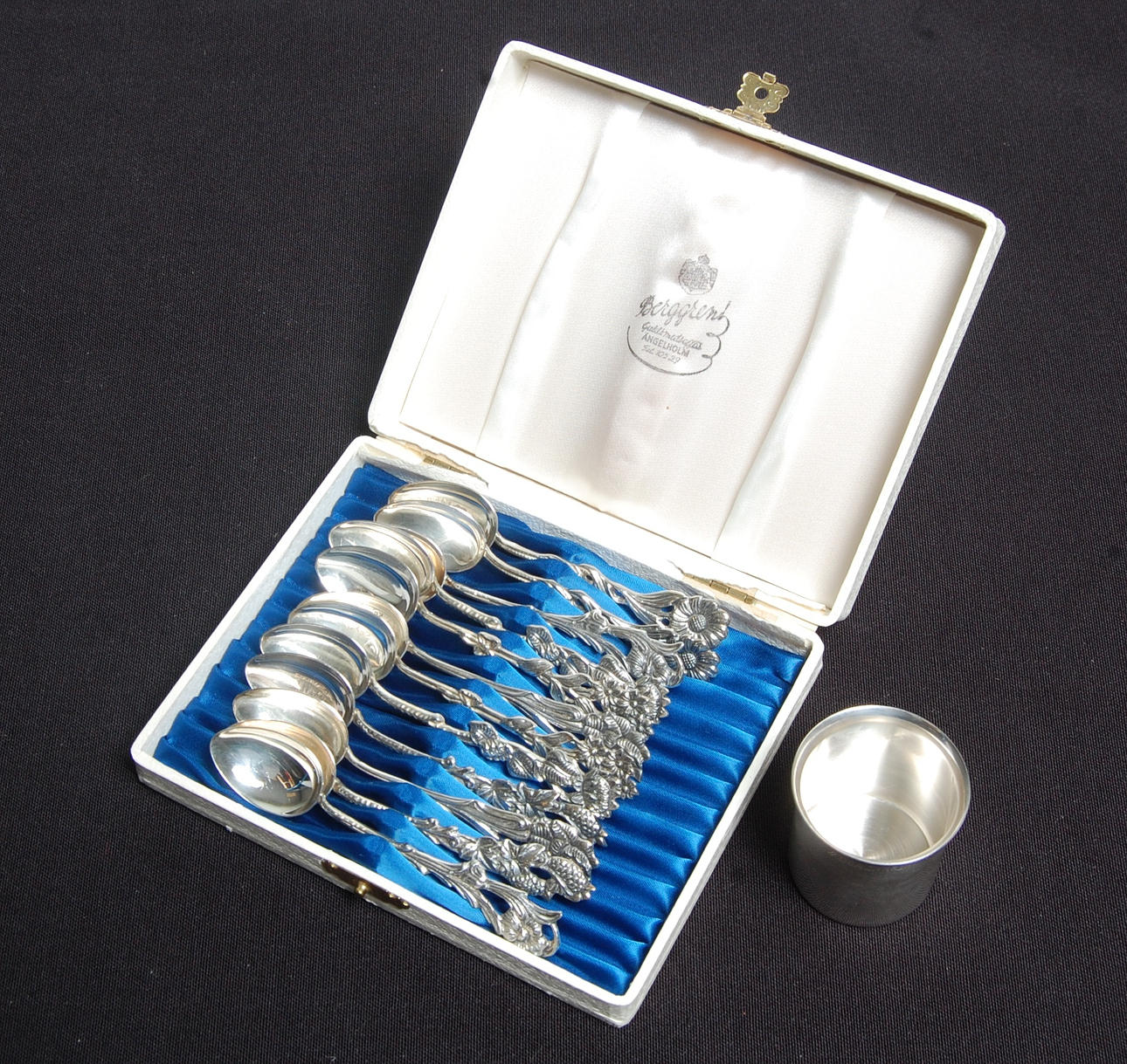 MOCKASKEDAR, 12 st, silver, "Svenska Floran " 1 st bägare, silver.