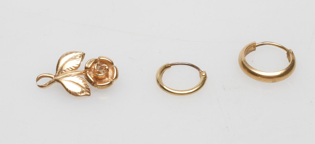 GULDSMYCKEN, 18k guld, vikt ca 1,9 gr.