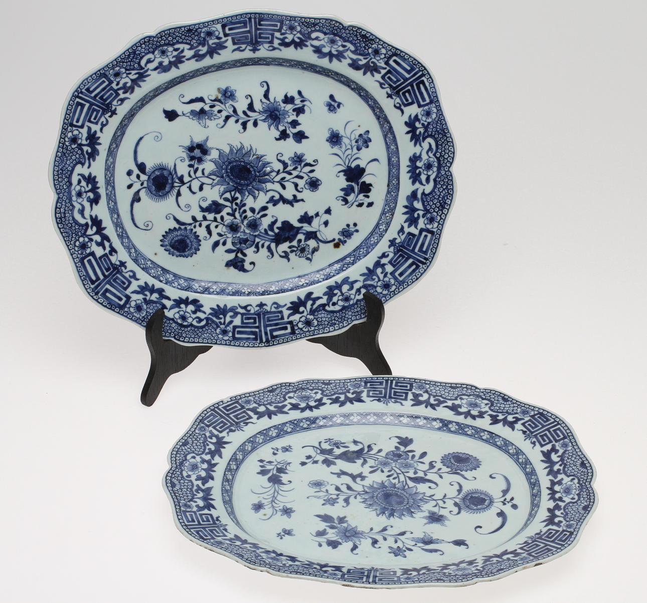 UPPLÄGGNINGSFAT, 1 par, Kina, kompaniporslin, 17/1800-tal.