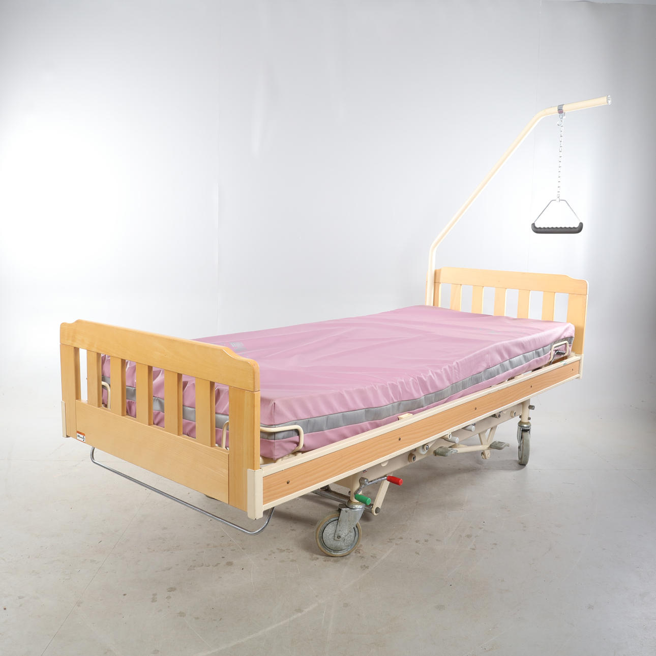 SAIRAAJAN SÄHDE PATJALLA.