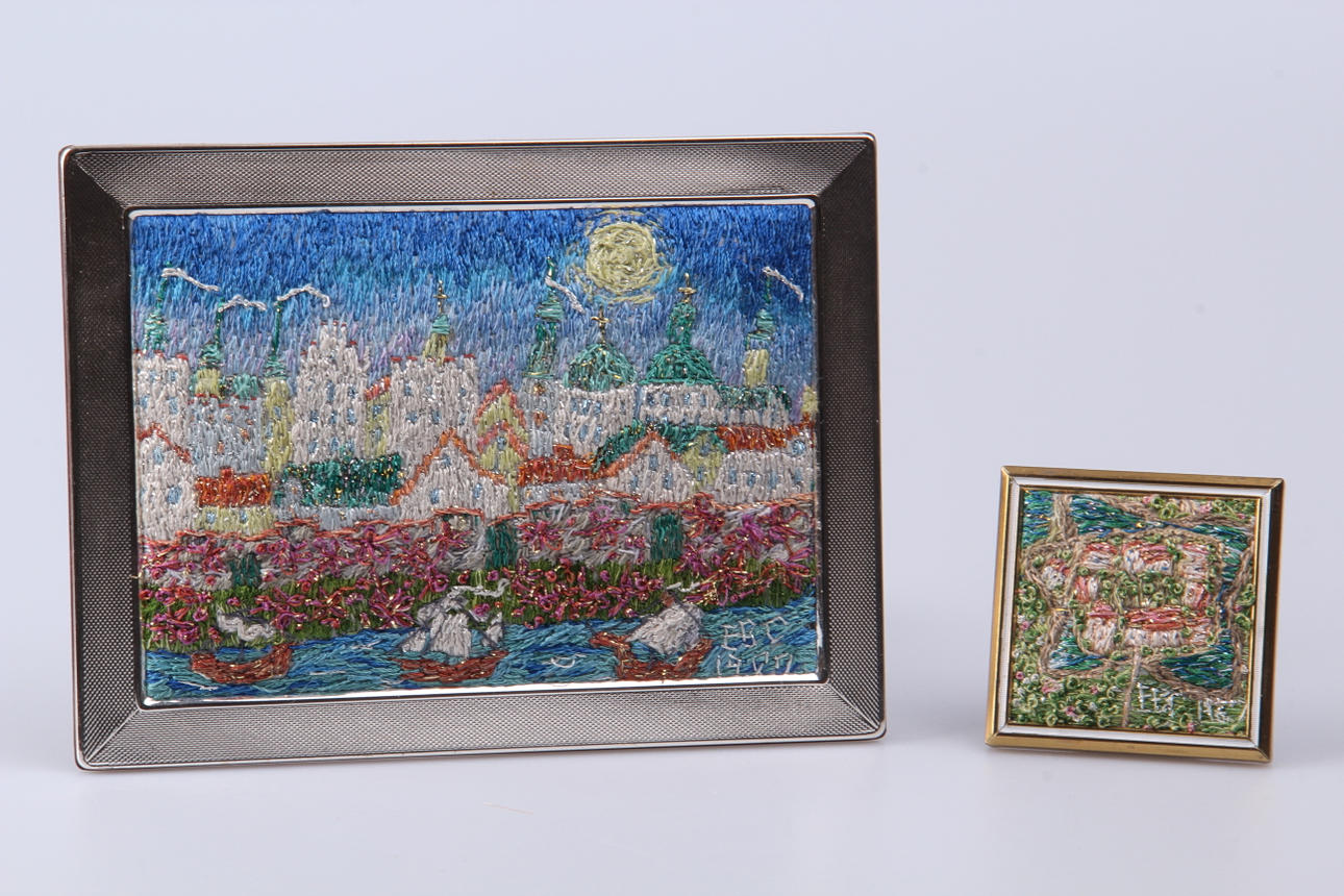 ELIN BRATT CORLIN. Vävnader, 2 st, bl a "Vineta, Visby, Rosornas stad" efter G.V. Walden.