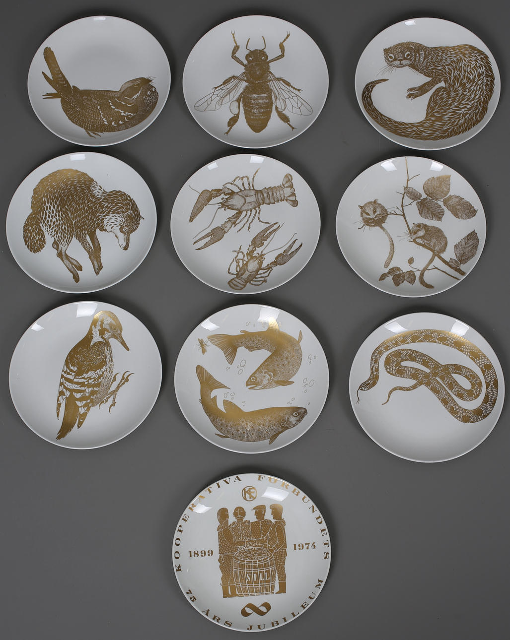 PAUL HOFF. ARTER I FARA 9 st tallrikar, + KFs 75-års jubileum 1974.