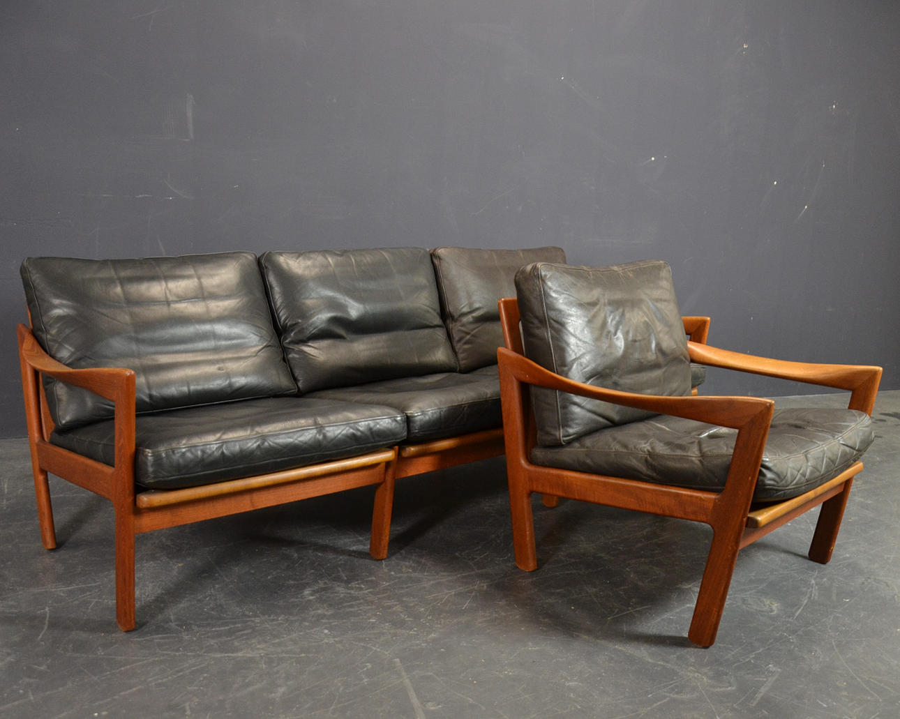 ILLUM WIKKELSØ. SOFA OG LÆNESTOL.