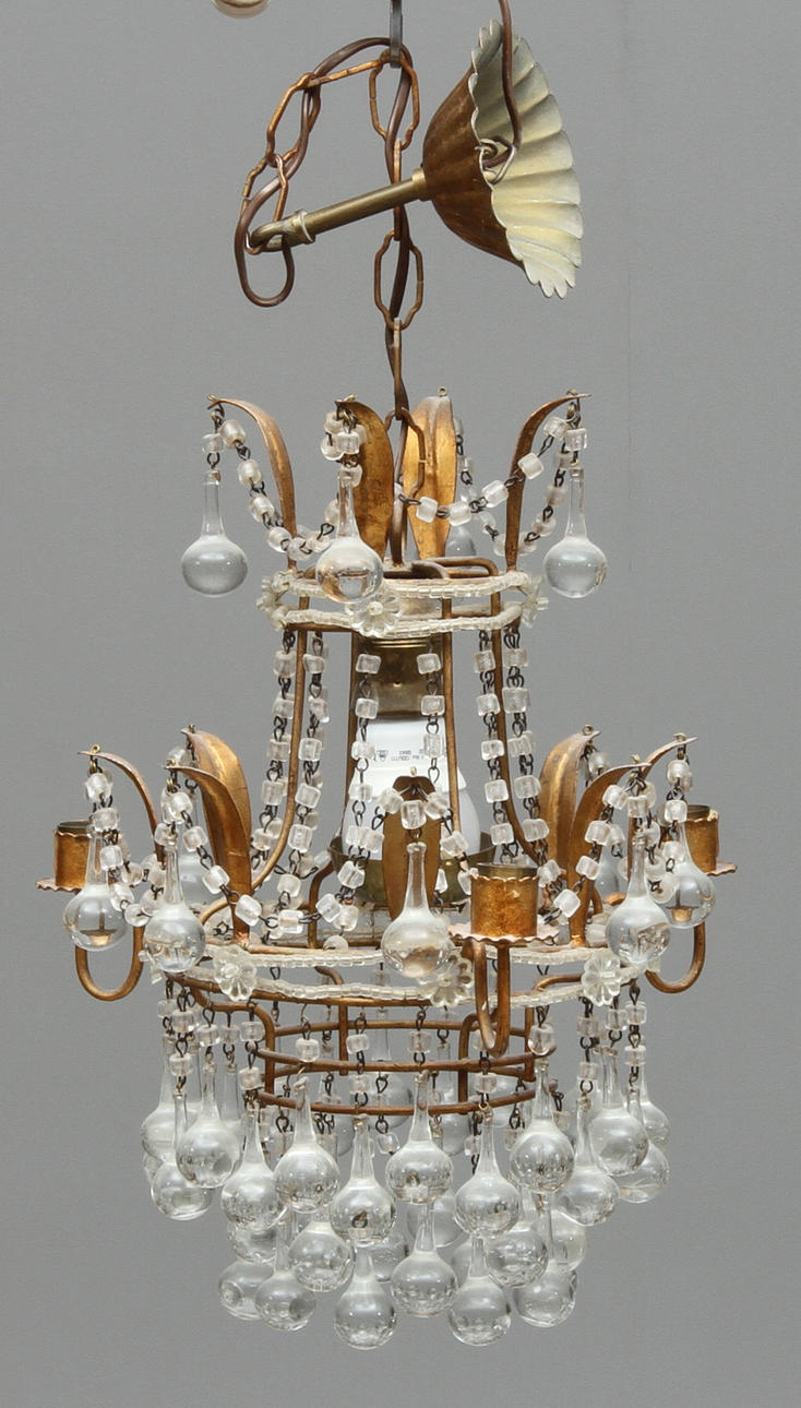 LJUSKRONA, med 3 ljusarmar, droppformade prismor, 1900-tal.