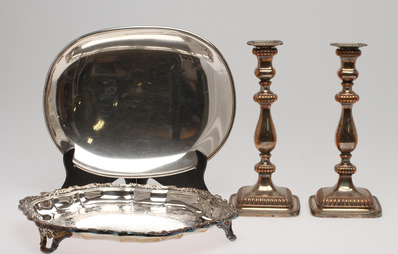 PARTI NYSILVER, 1 par ljusstakar samt 2 st brickor. 1900-tal.