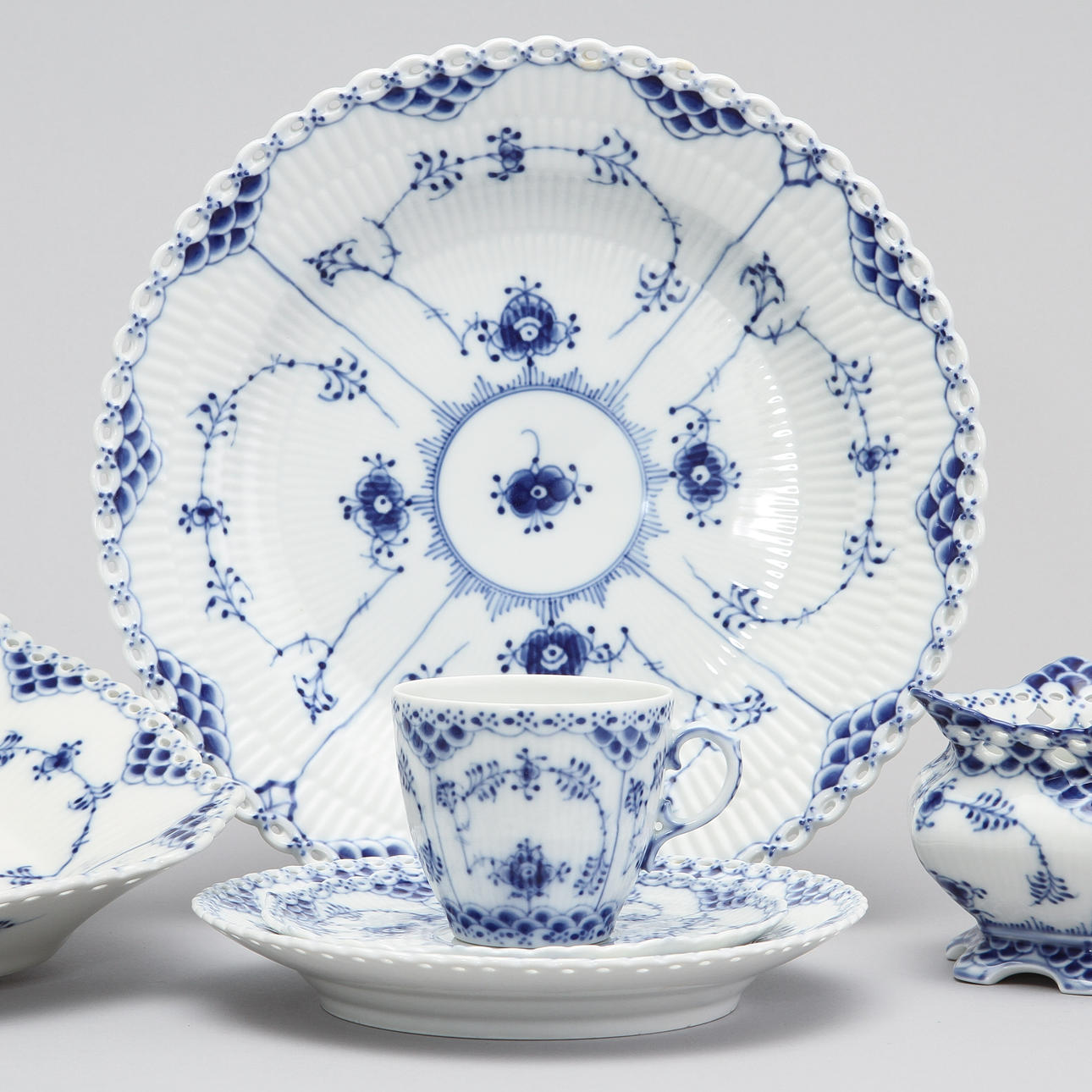 KAFFESERVIS "MUSSELMALET", 12 delar, helblond, Royal Copenhagen.