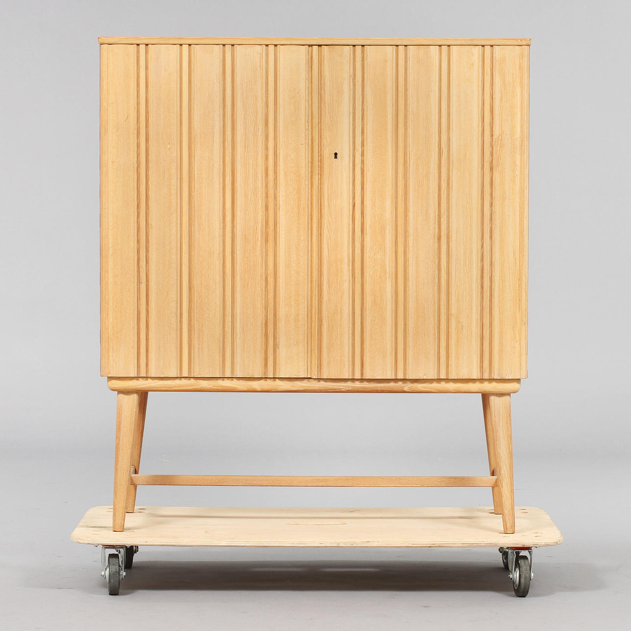 SKÅP, ek, delvis såpad, 1900-talets mitt.