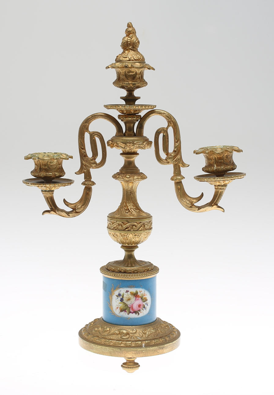 KANDELABER Louis Philippe, i förgylld brons och porslin.
