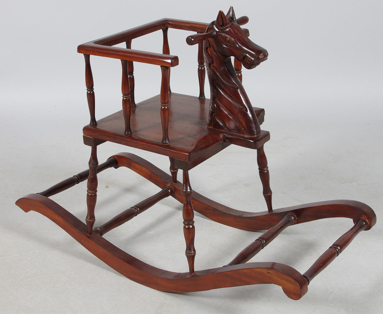 GUNGHÄST, mahognybetsad, samtida.