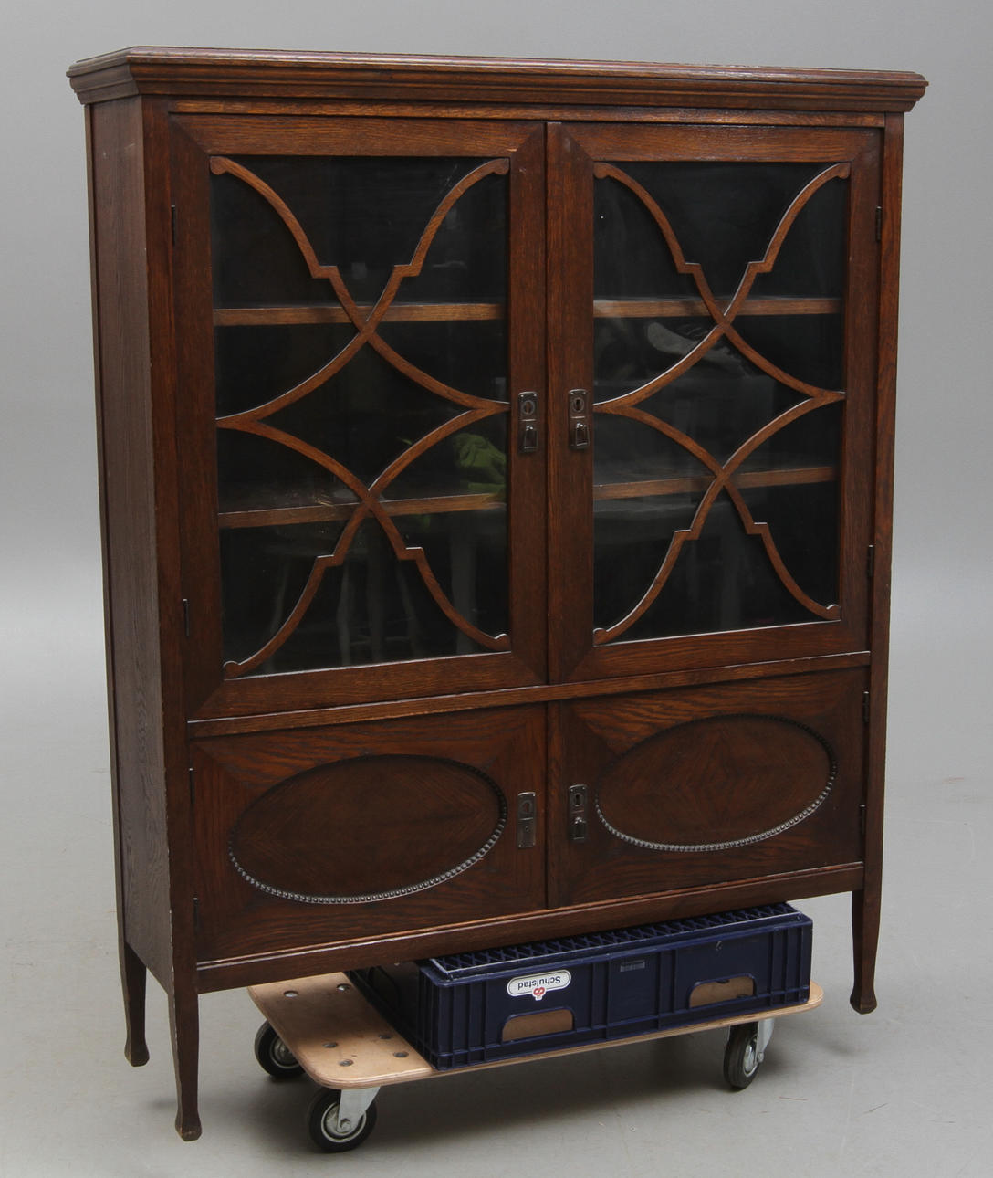 VITRINSKÅP, 1900-talets första hälft.