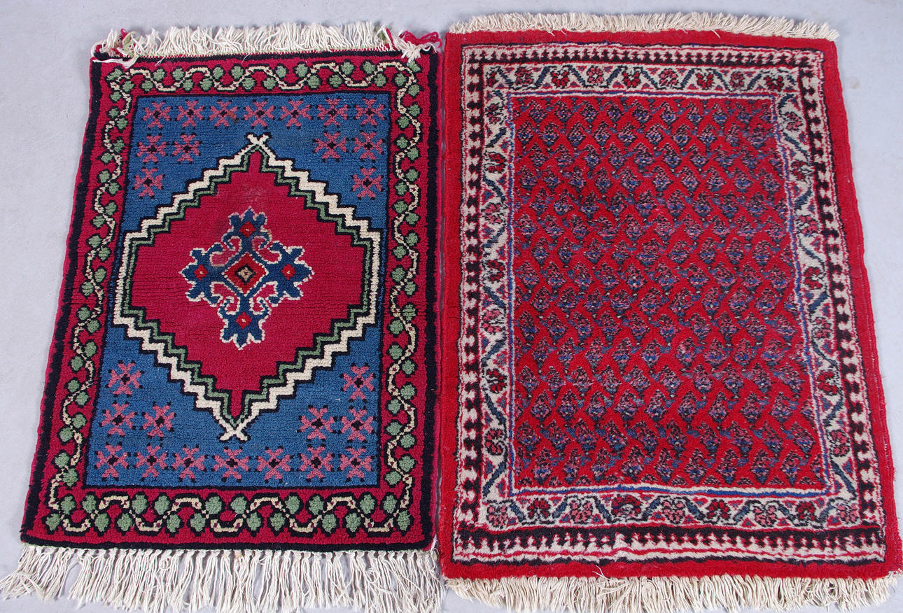 ORIENTMATTOR, 2 stycken, 80 x 59 samt 87 x 64 cm.