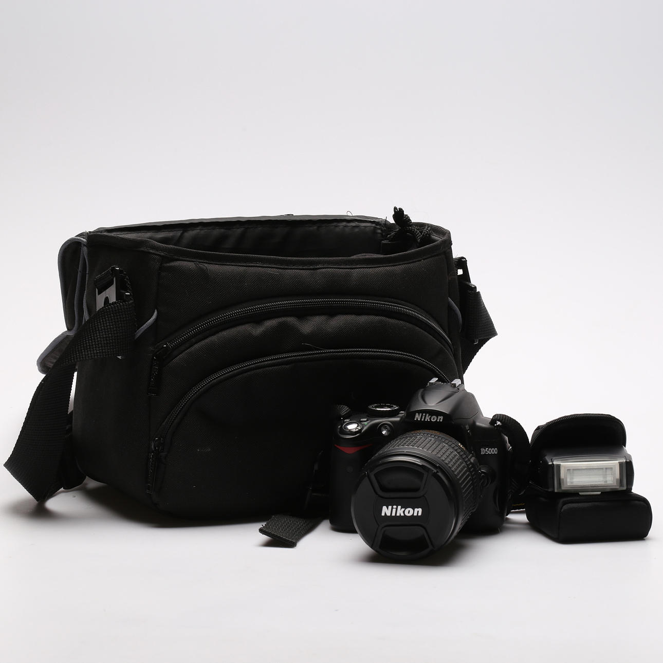 KAMERA, Nikon D5000 mit Objektiv.