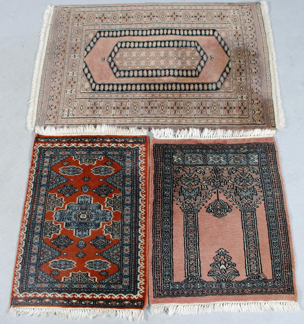 ORIENTMATTOR, 3 stycken, 60 x 48, 64 x 44, 97 x 66 cm.