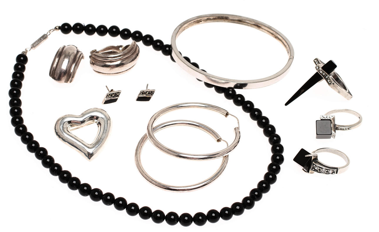 SMYCKEN, mestadels silver, 9 delar. 1900/2000-tal.