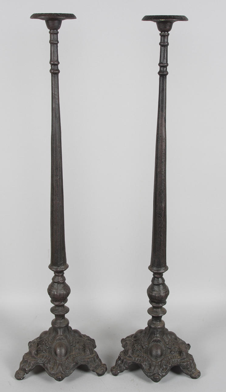 GOLVLJUSSTAKAR, 1 par, svartmålad gjutjärn, samtida.