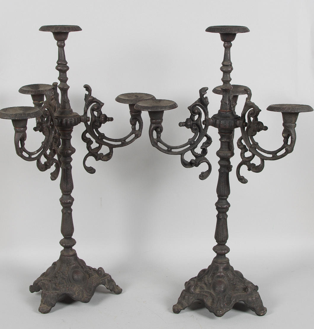 GOLVLJUSSTAKAR, 1 par, svartmålad gjutjärn, samtida.