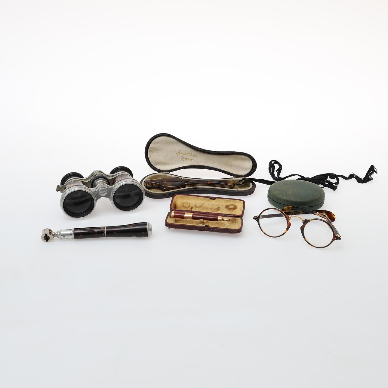 EIN PAAR KLAPPBARE SCHILDPLATTBRILLE.