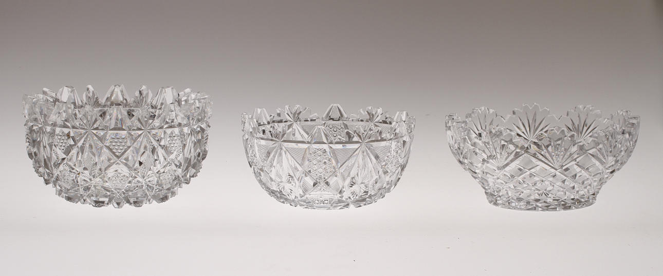 PARTI GLAS, 7 delar, slipade skålar, karaff samt lockdosa. Bland annat "Tsarskålen" Kosta. 1900-tal.