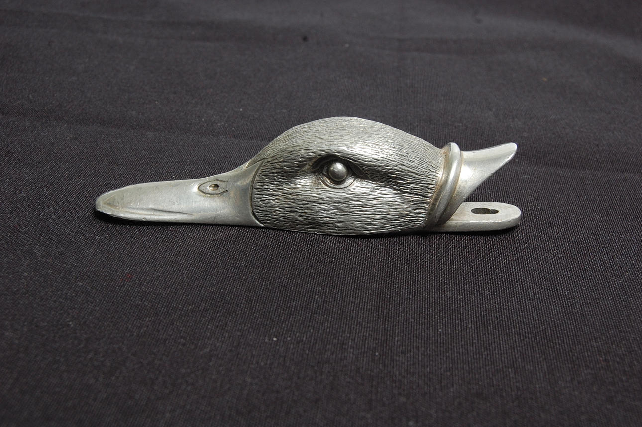 PAPPERSHÅLLARE, i form av ankhuvud, vitmetall, märkt Royal Selangor.