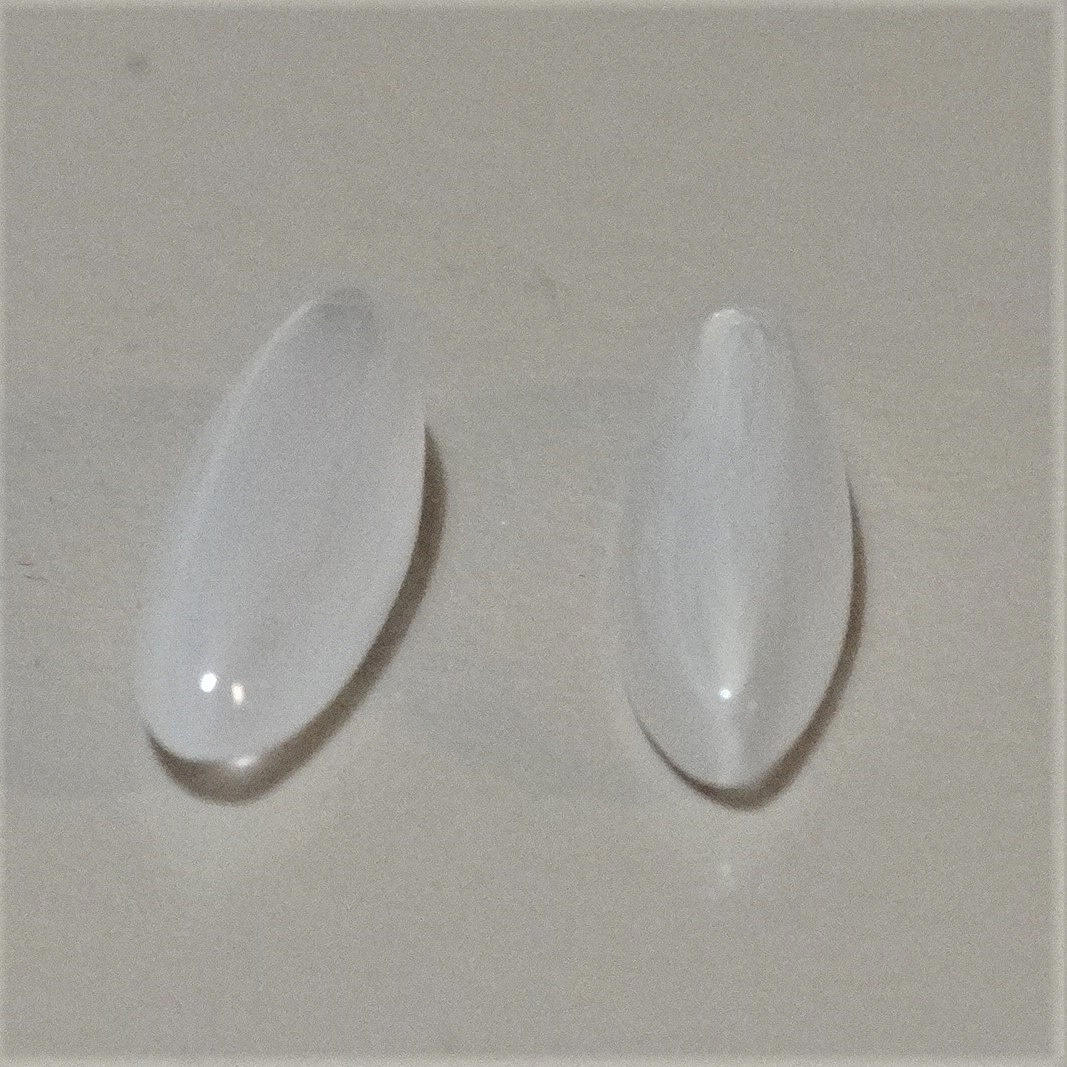 TVÅ CEYLONMÅNSTENAR, med pärlemorglans.