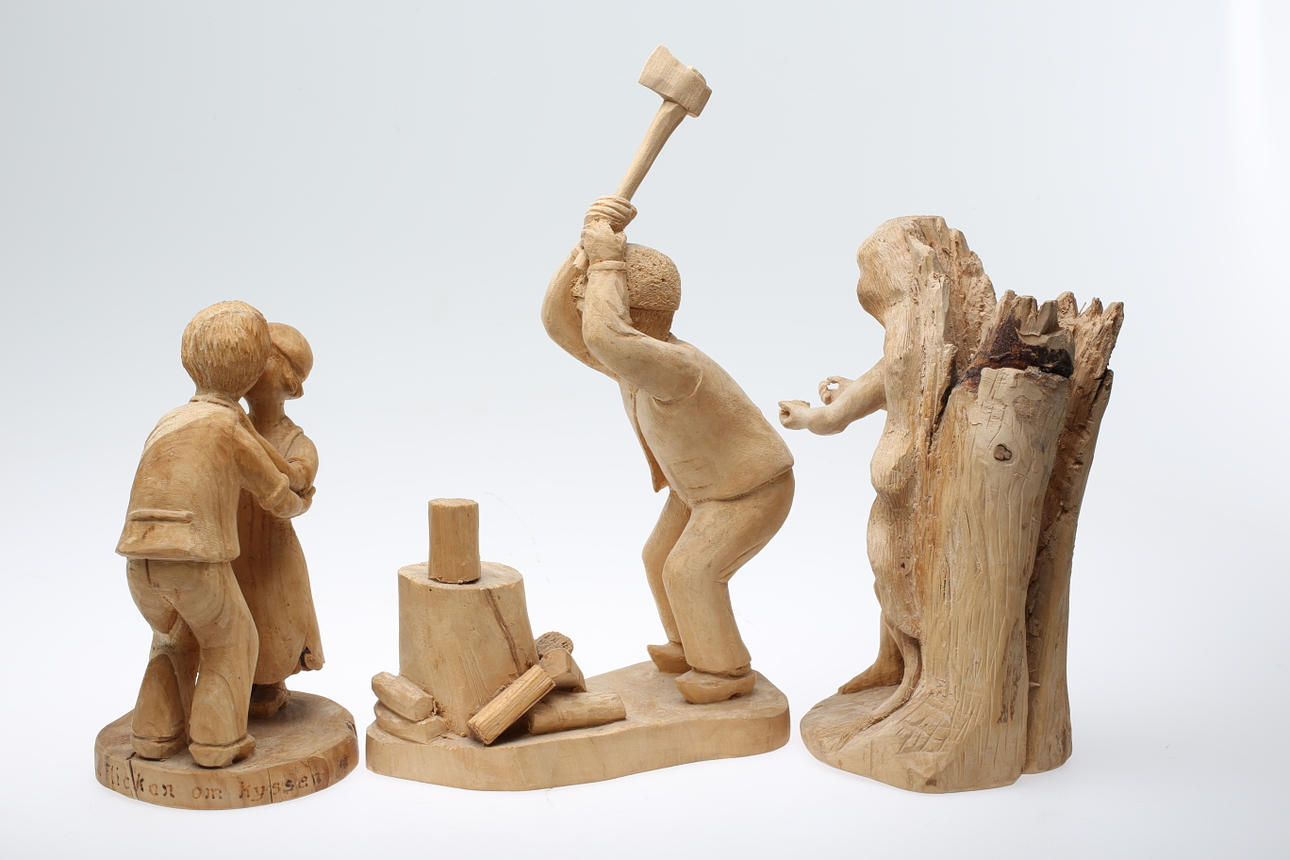 TRÆFIGURER, 3 stk, bærer signatur.