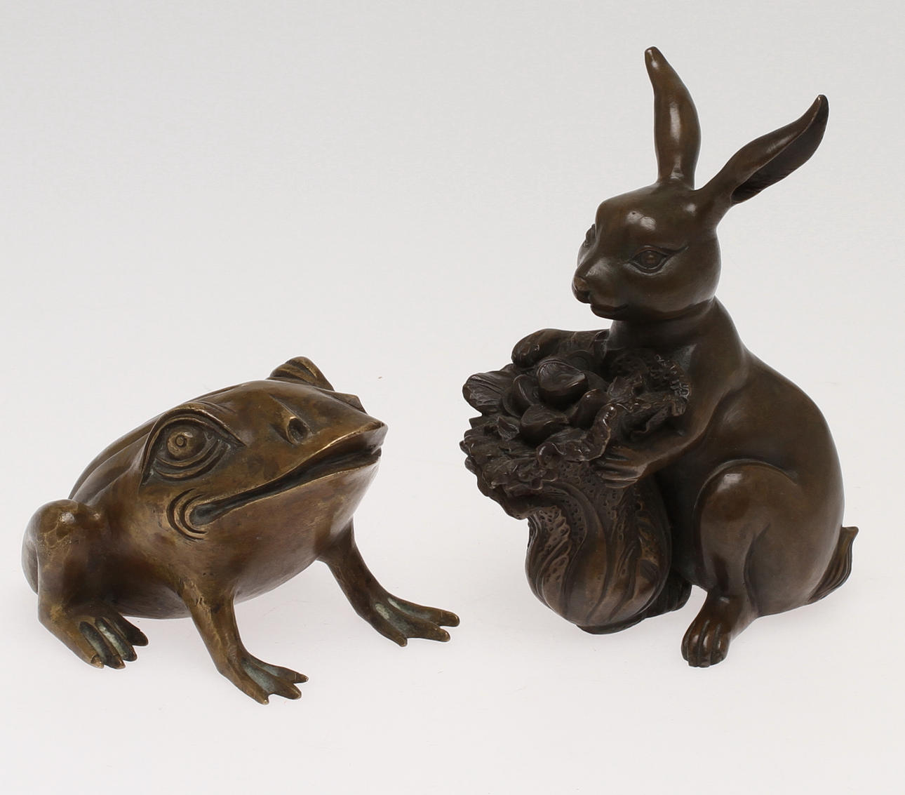 SKULPTURER, 2 st, kanin och groda, brons.