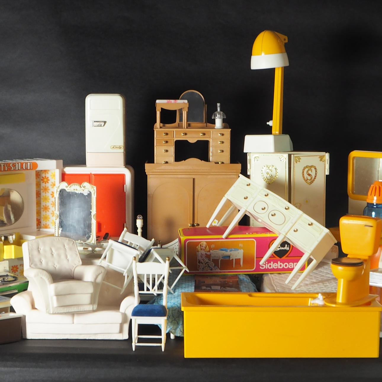 DOCKMÖBLER, mestadels till "Sindy".