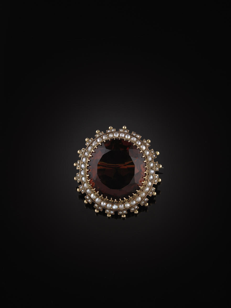 BROSCH, 14 kt guld med en citrin (mindre slitage) och små halvpärlor.