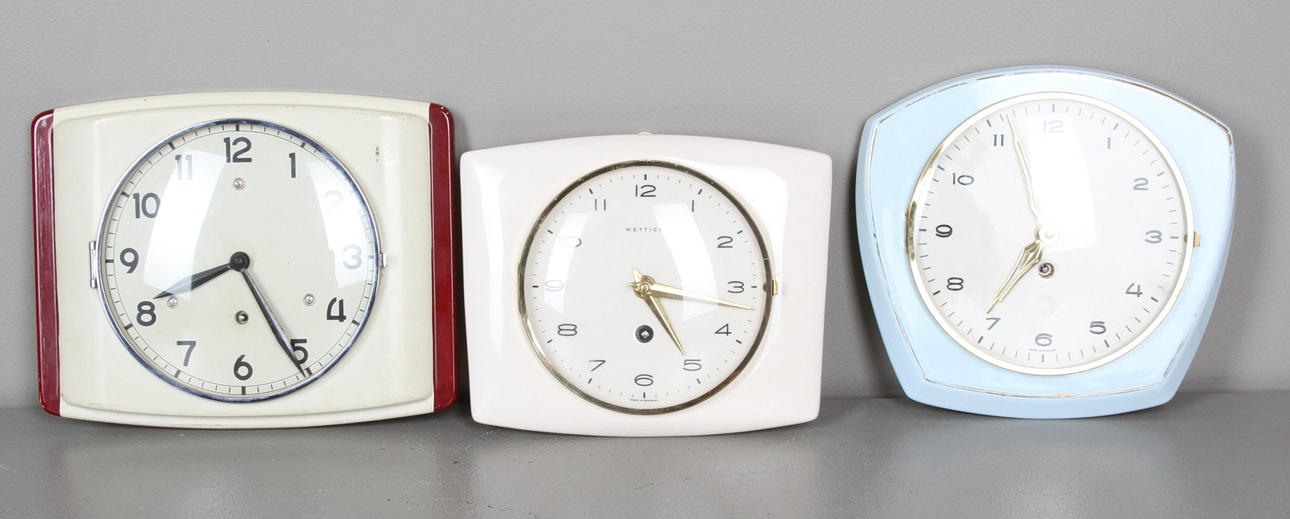 VÄGGUR, 3 st, porslin samt metall, bl.a Regina, 1900-talets mitt.