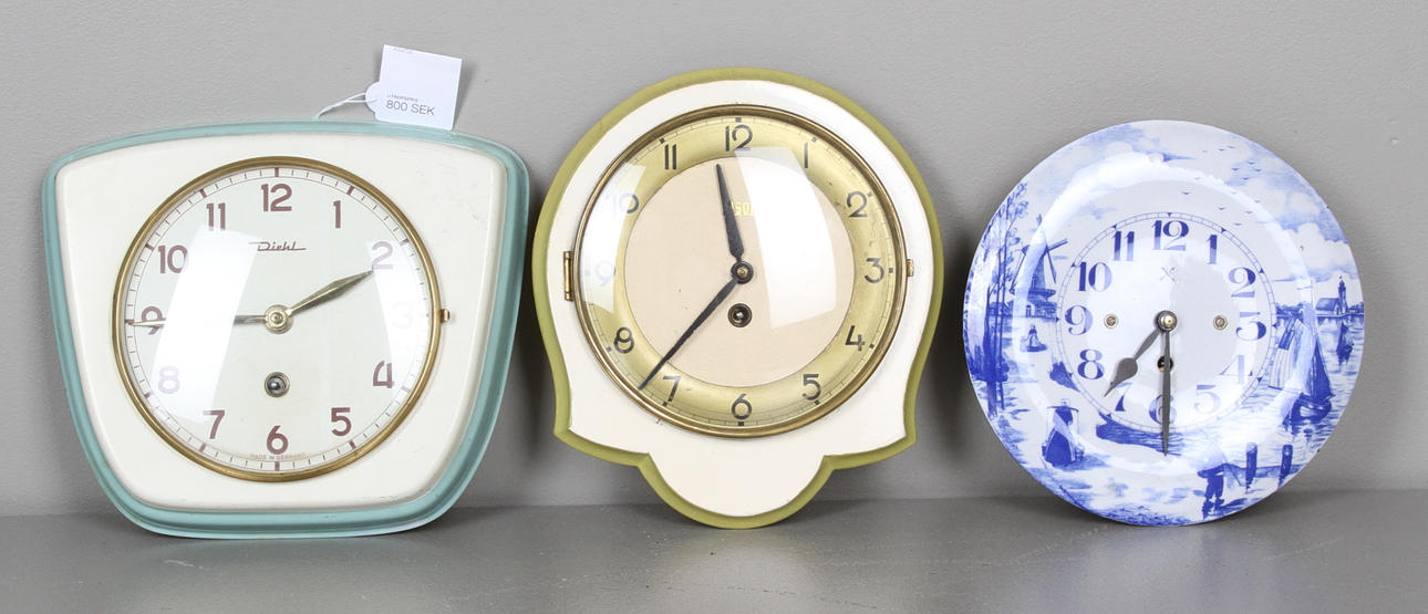 VÄGGUR, 3 st, metall och trä, bl.a Diehl, 1900-talets tredje kvartal.