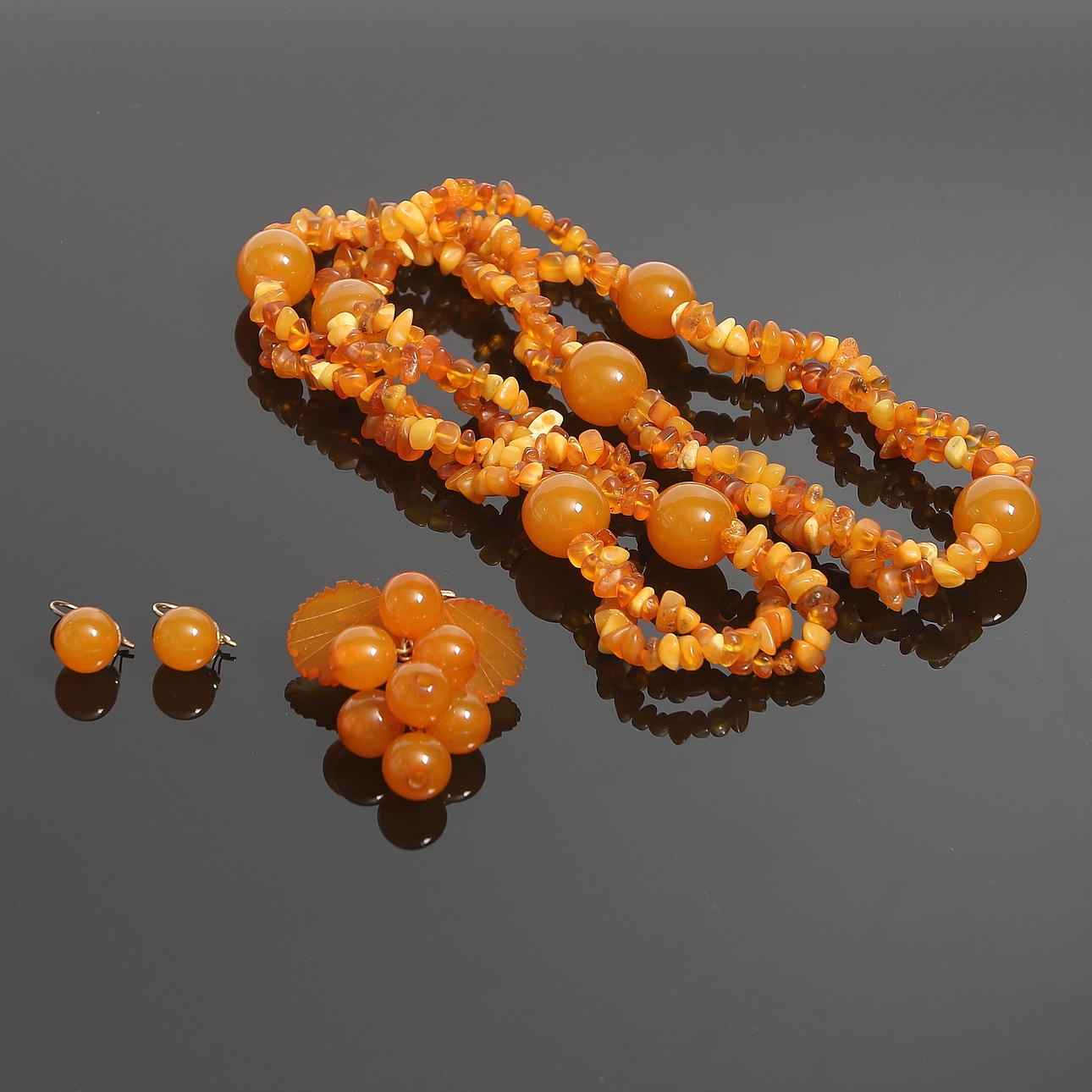 BIJOUTERIER, bärnsten, 4 delar.