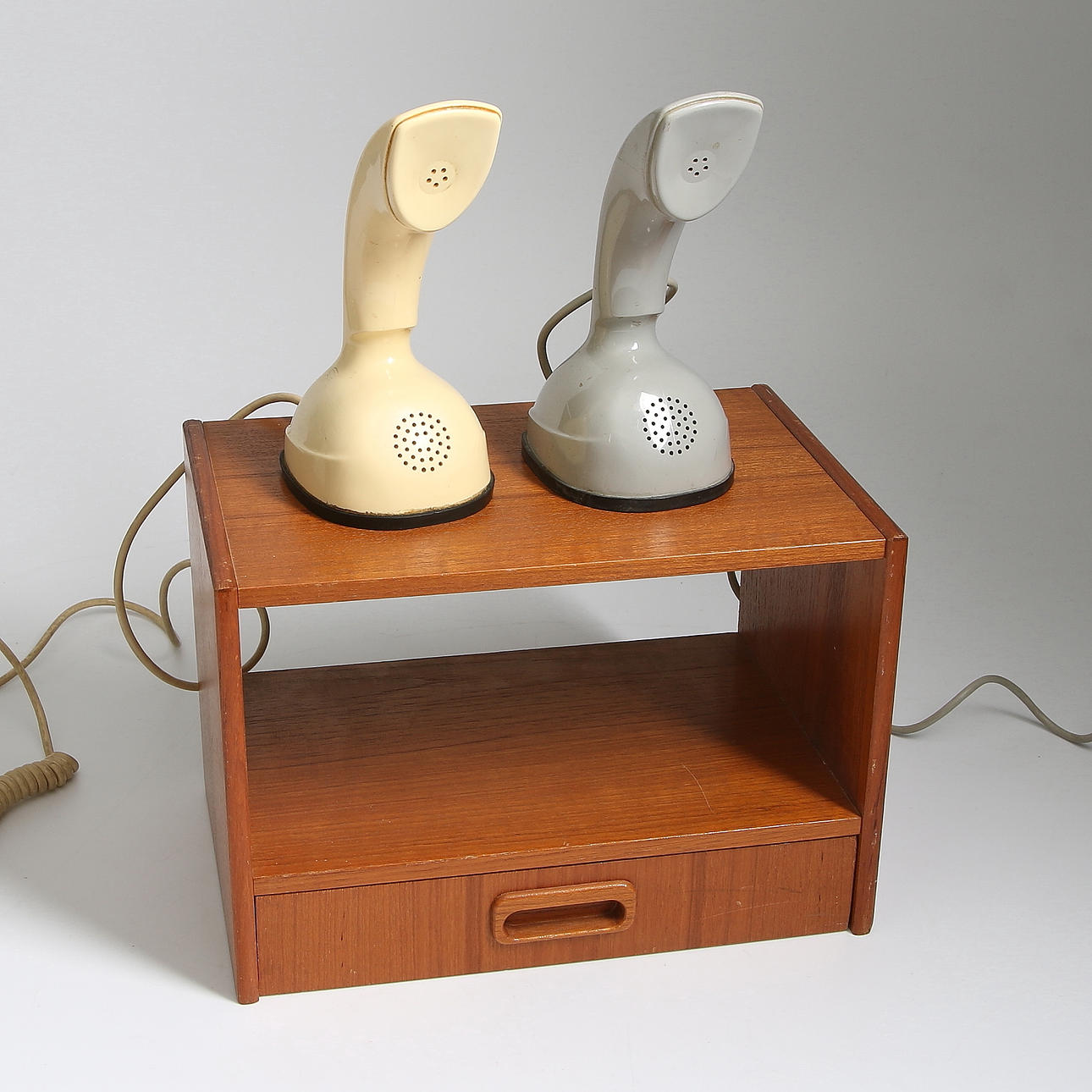 TELEFONER 2 st, "Kobra" samt TELEFONHYLLA. 1950-tal.