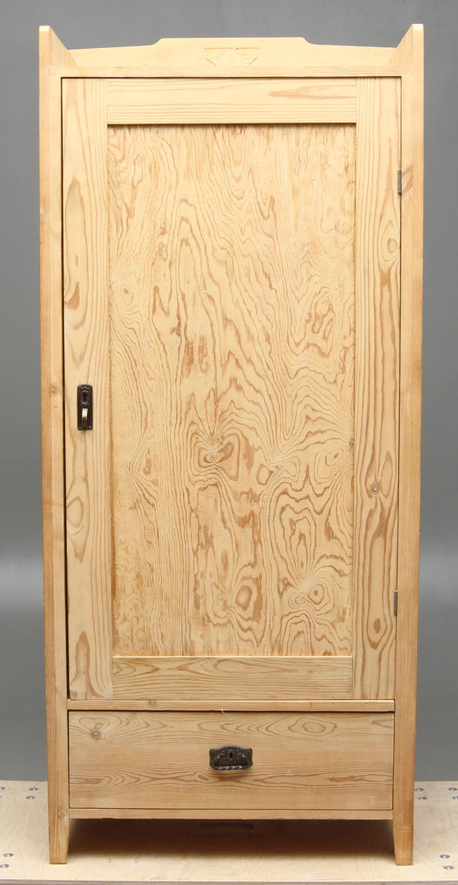 KLÄDSKÅP, furu, jugend.