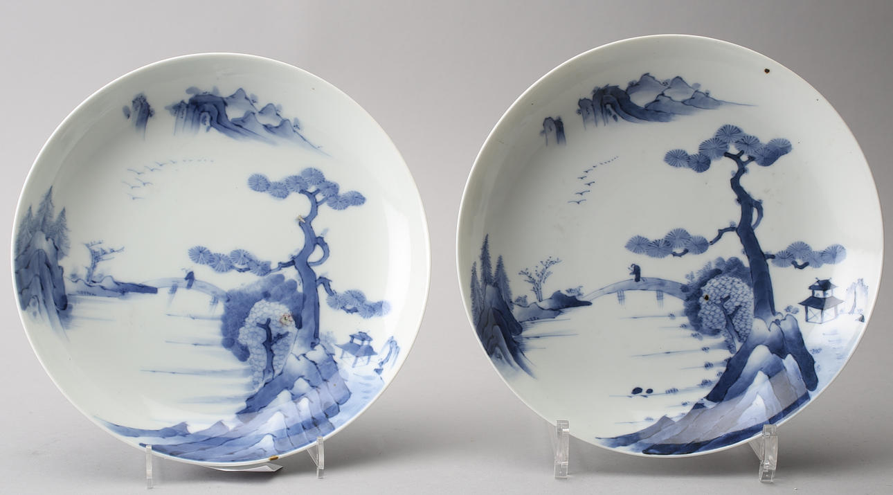 SKÅLAR, två delar nabeshima-stil. Japan 1800-talet.