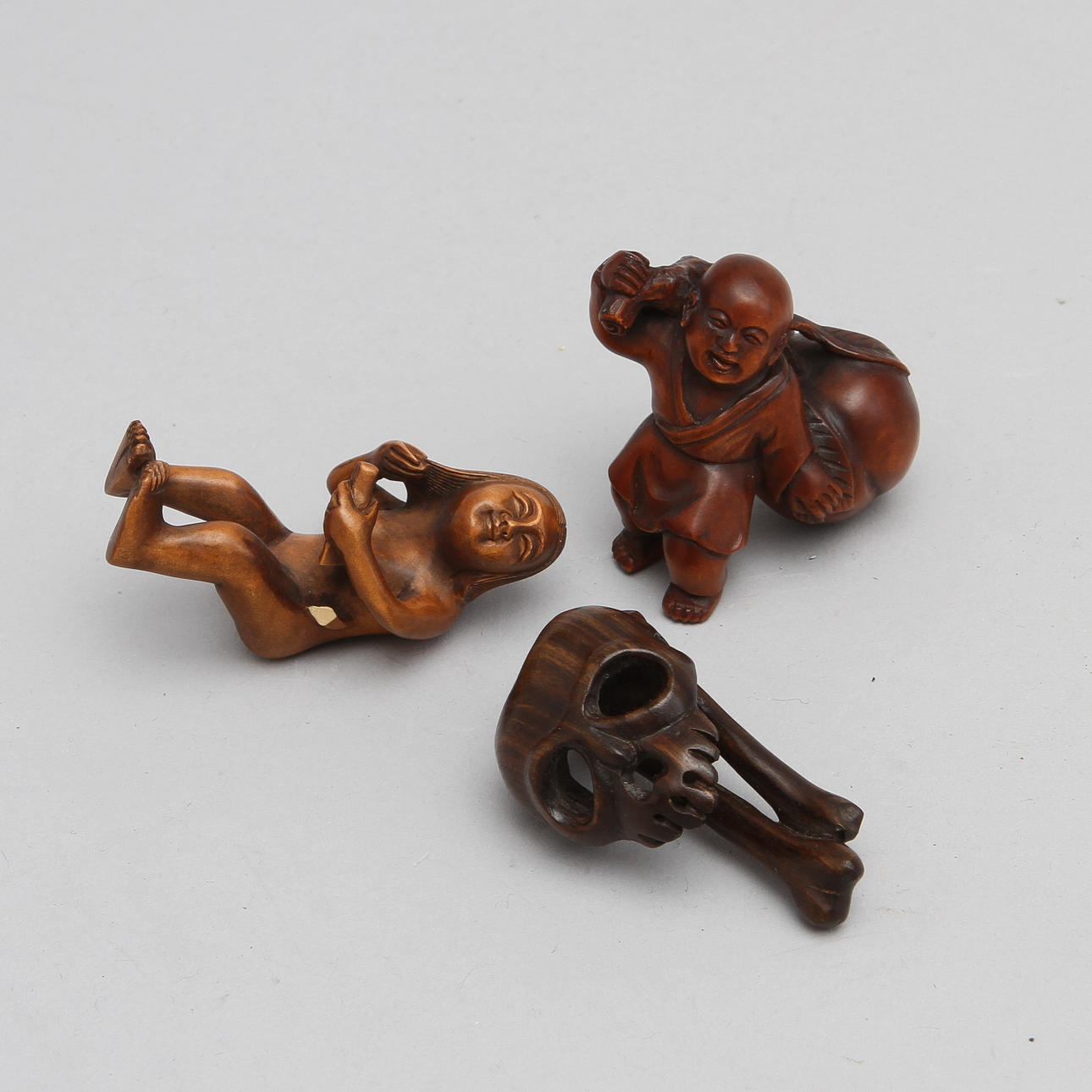 NETSUKE, 3 st, trä, Japan, 1900-tal.