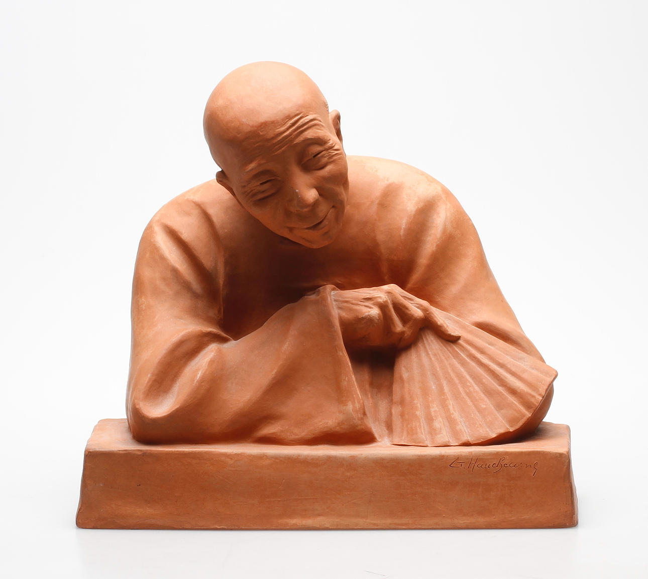 TYSK SKULPTÖR. Man med solfjäder. Terrakotta. Signerad G.Haucssewing ?