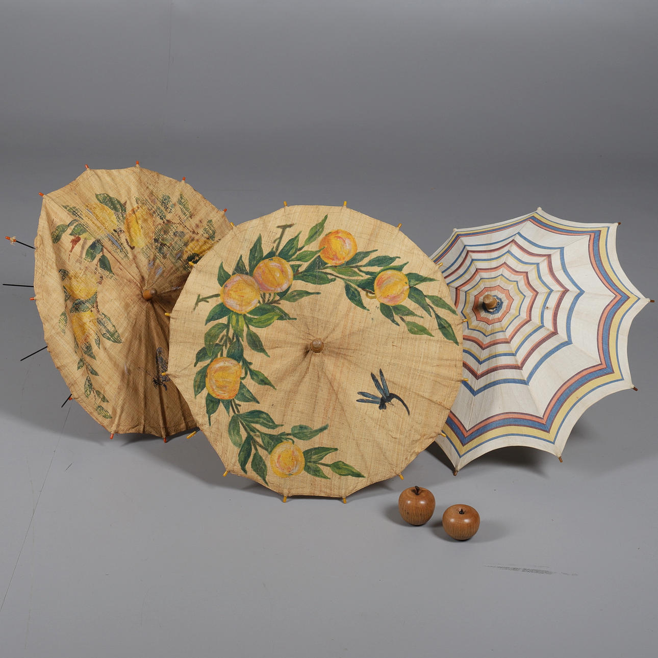 TRE PARASOLL samt två äpplen av trä.