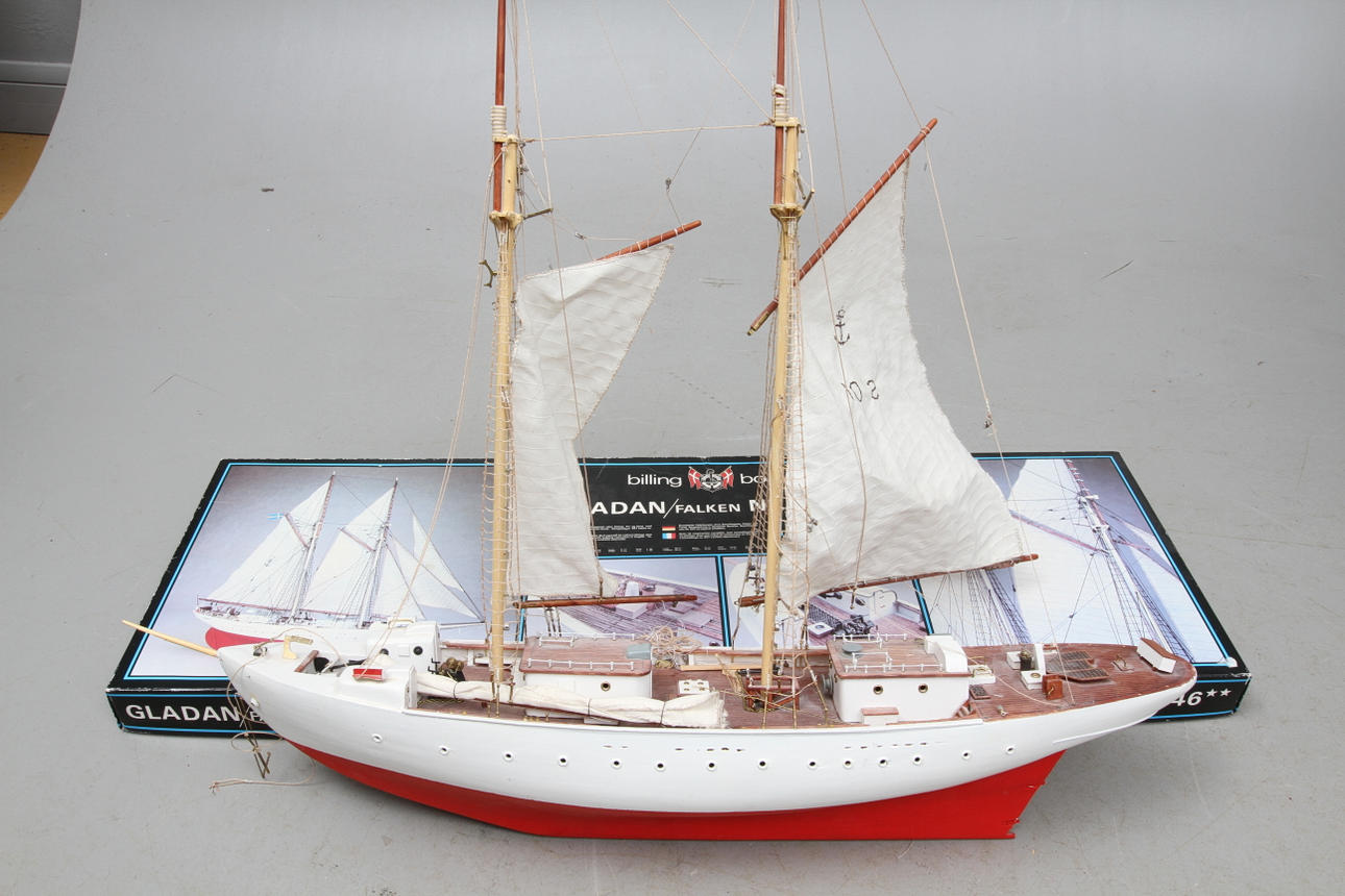 MODELLBÅT BILLING BOATS 546 GLADAN / FALKEN delvis byggd byggsats med originalkartong.