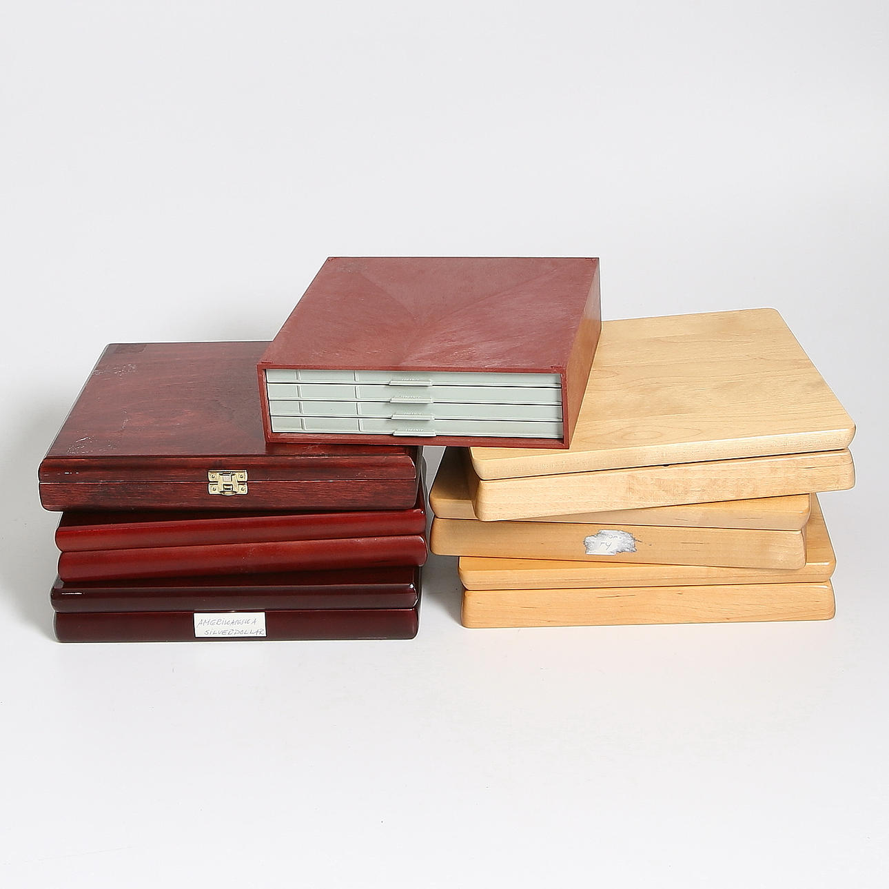 SCHATULL/SKRIN FÖR MYNT, trä/plast, 7 st, 1900-talets slut.