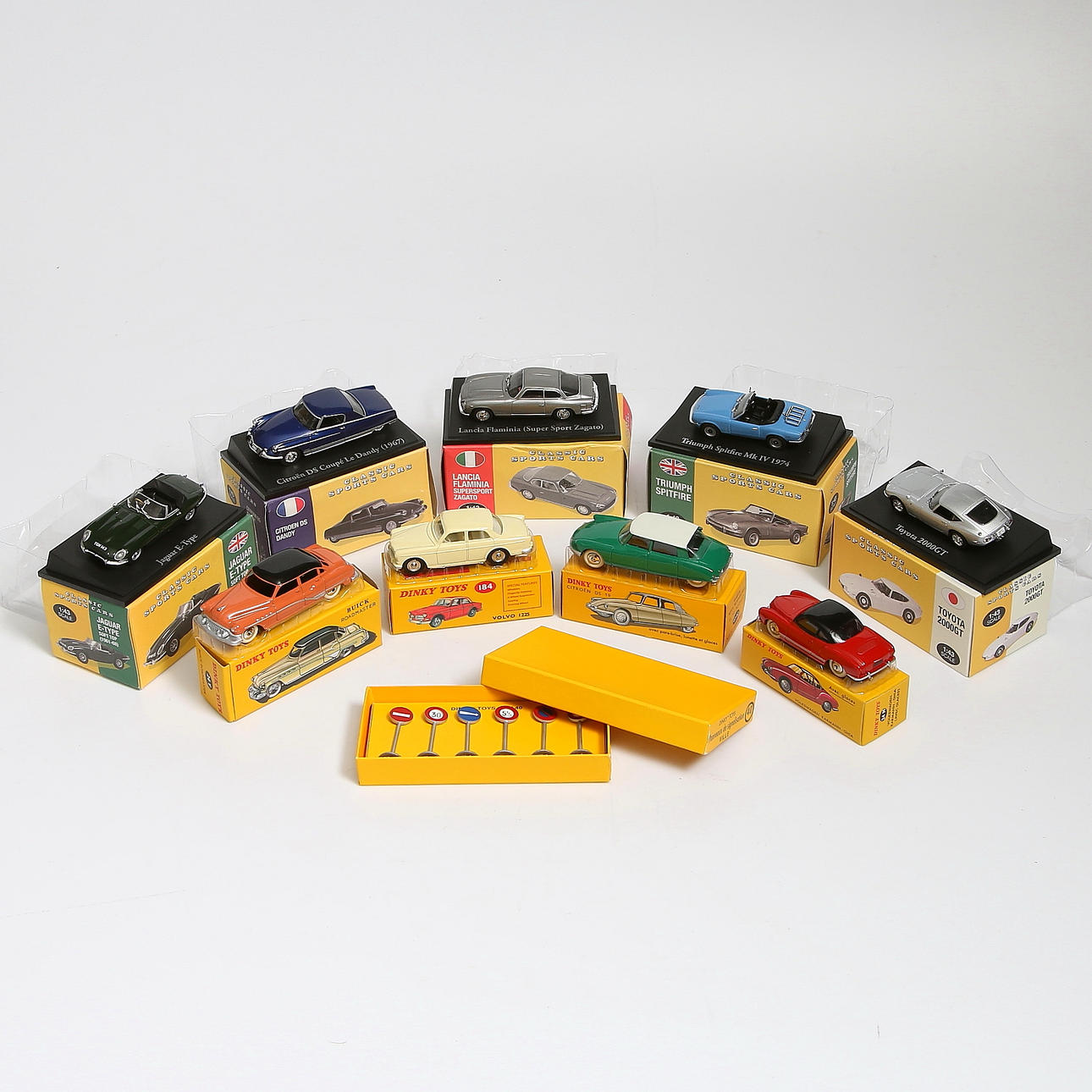 MODELLBILAR samt VÄGMÄRKEN, 10 delar, bla Dinky (Atlas replicas), Classic Sports Cars. 2000-tal.